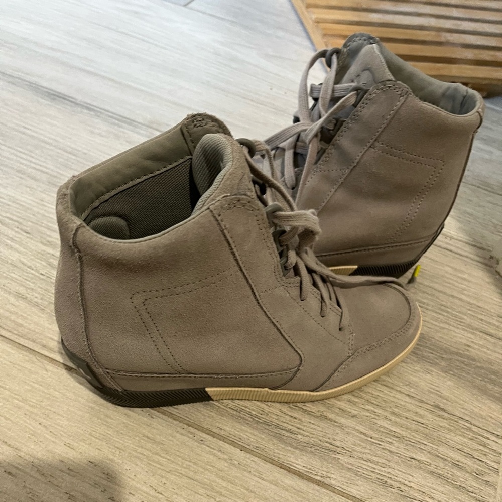 Gently used gray Sorel wedge boots in size 8.5